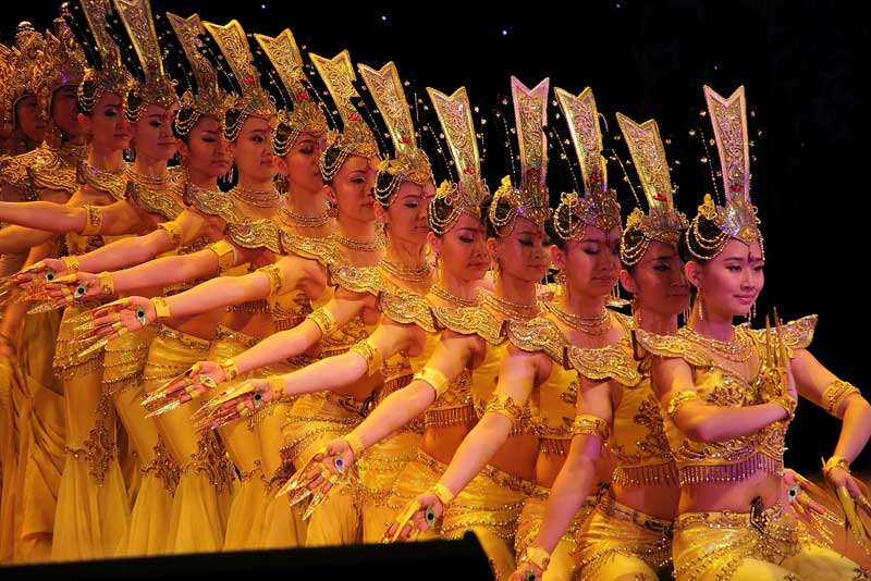 2012年9月，2013年1月，魏基成“天籟列車”向“千手觀音”表演團體捐贈助聽器。