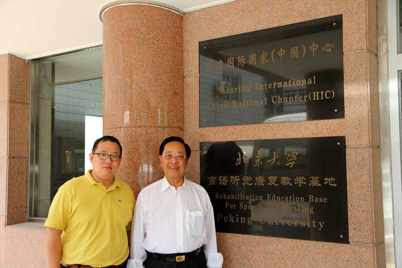 2012年9月，2013年1月，魏基成“天籟列車”向“千手觀音”表演團體捐贈助聽器。