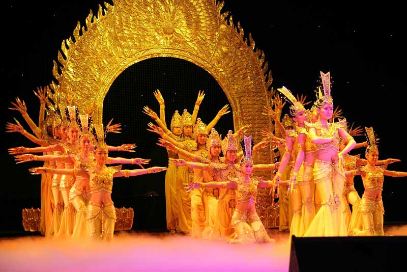 2012年9月，2013年1月，魏基成“天籟列車”向“千手觀音”表演團體捐贈助聽器。