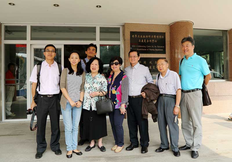 2012年9月，2013年1月，魏基成“天籟列車”向“千手觀音”表演團體捐贈助聽器。