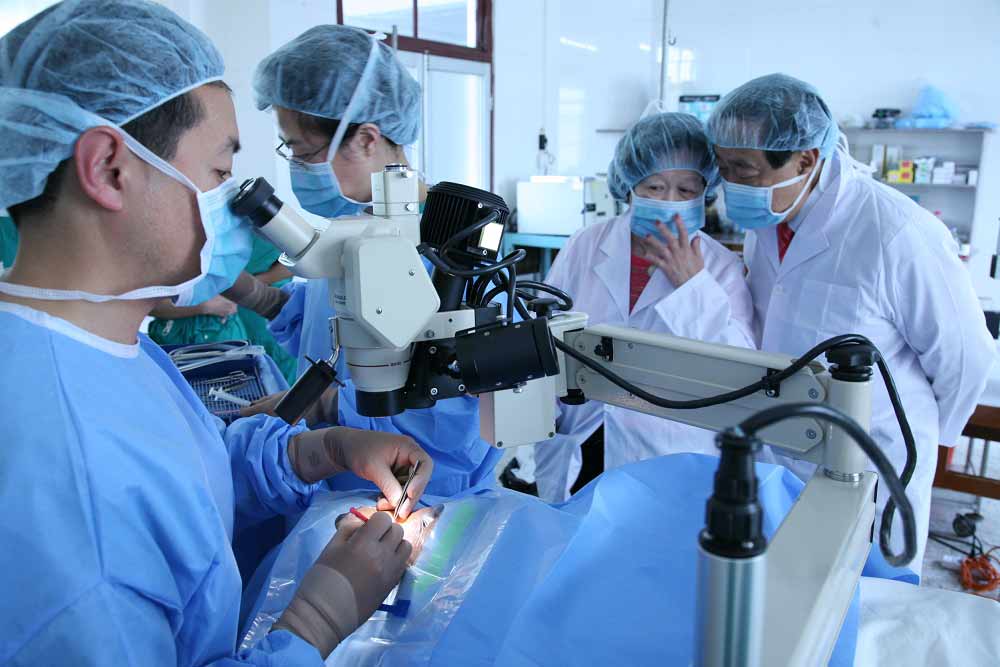 魏基成伉儷在廣東省資助“光明之行”白內障義診