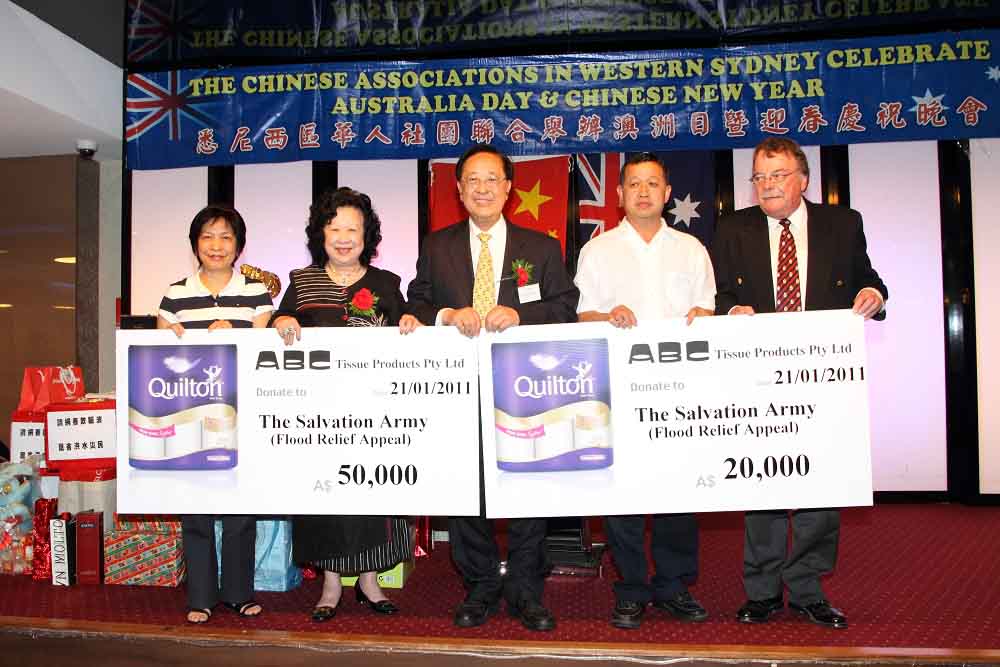 2010年1月，魏基成伉儷賑濟澳大利亞昆士蘭洪水災區