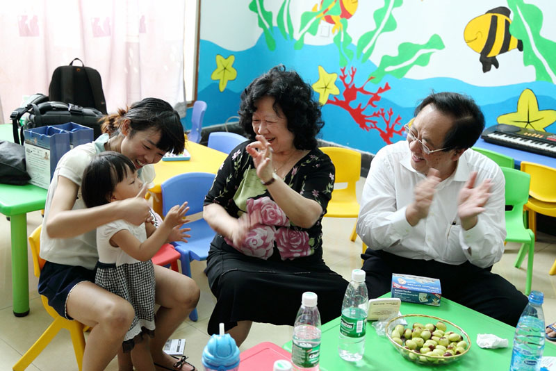 2012年9月，魏基成“天籟列車”駛入湖南長沙雨聆聾啞學校