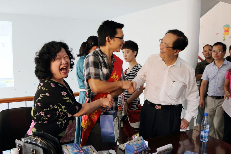 2012年9月，魏基成“天籟列車”駛入湖南長沙雨聆聾啞學校