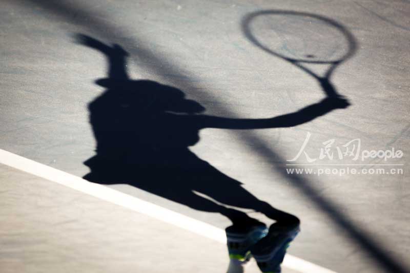 鄭潔在比賽中發球（攝影 李一鳴）