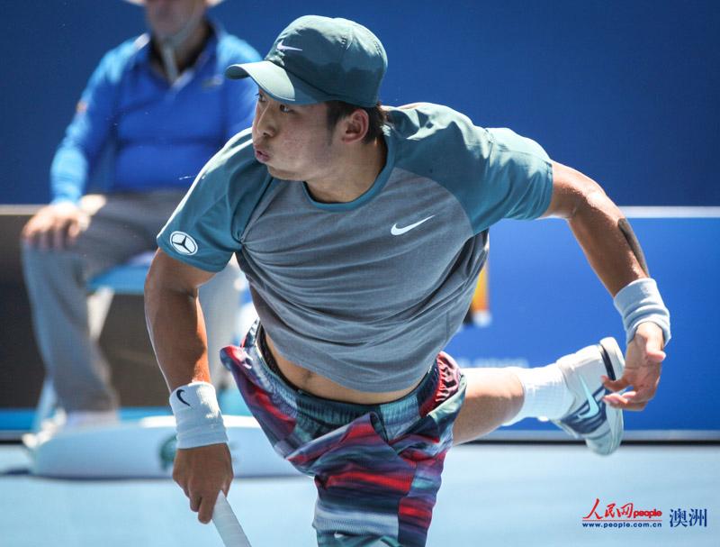 張擇在男單比賽中的發球（攝影 李一鳴）