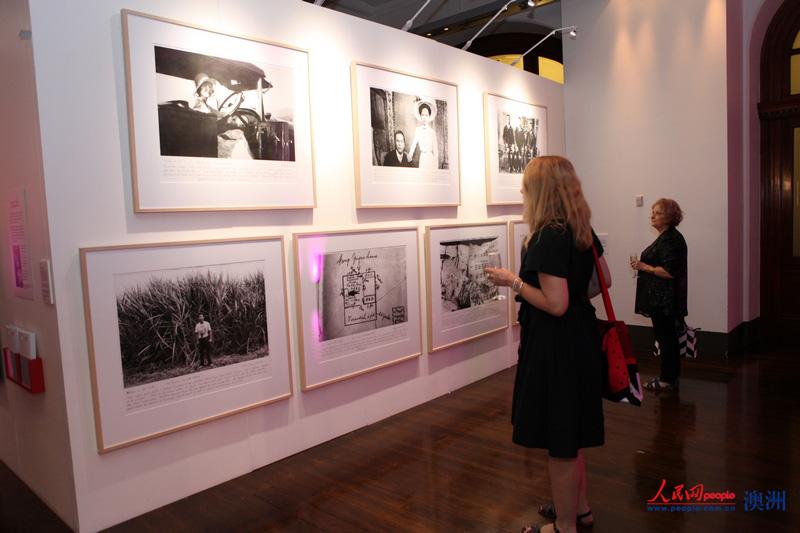 反映澳亞地區早年生活場景的老照片吸引民眾駐足欣賞（攝影 馬小龍）