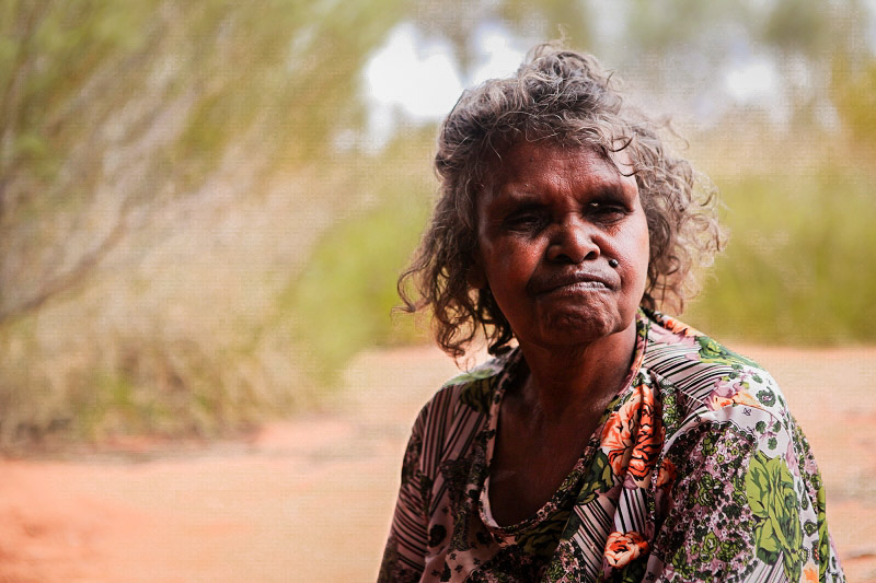  游客們可以在烏魯魯同土著藝術家學習點畫（攝影 馬小龍）