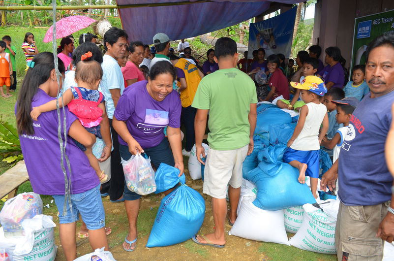 魏基成慈善列車在菲律賓臺風受災后來到當地給受災民眾捐款捐物