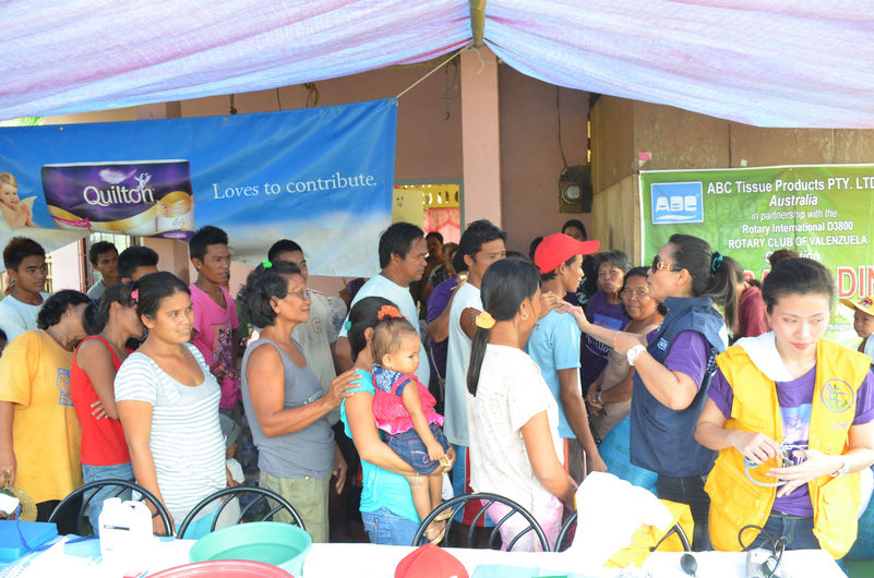 魏基成慈善列車在菲律賓臺風受災后來到當地給受災民眾捐款捐物