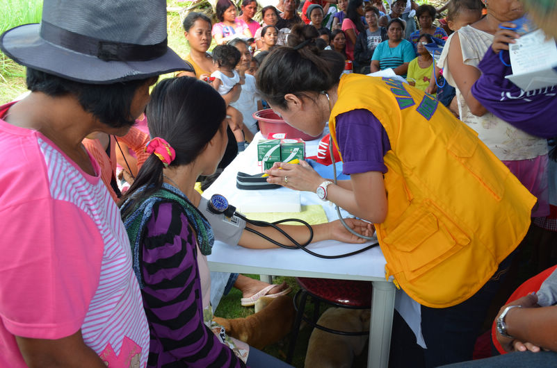 魏基成慈善列車在菲律賓臺風受災后來到當地給受災民眾捐款捐物
