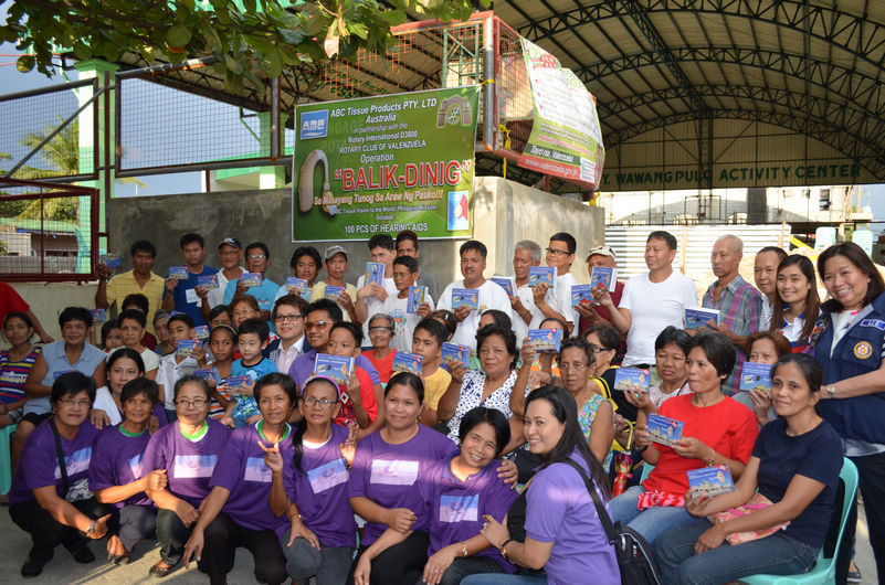 魏基成天籟列車來到菲律賓，給當地聽障人士捐贈助聽器