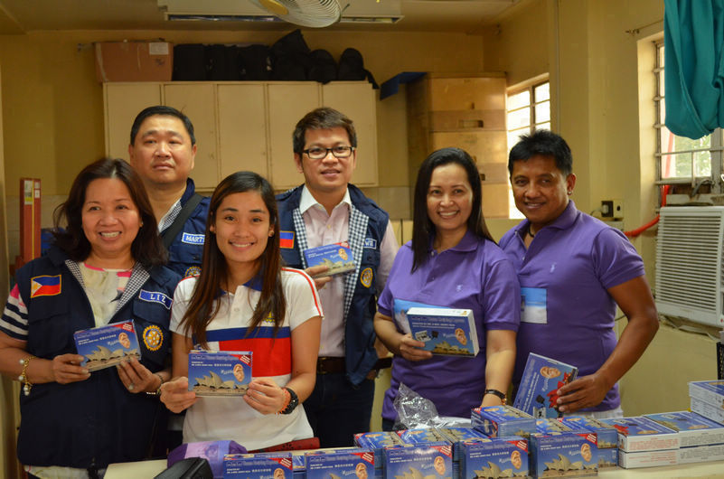 魏基成天籟列車來到菲律賓，給當地聽障人士捐贈助聽器