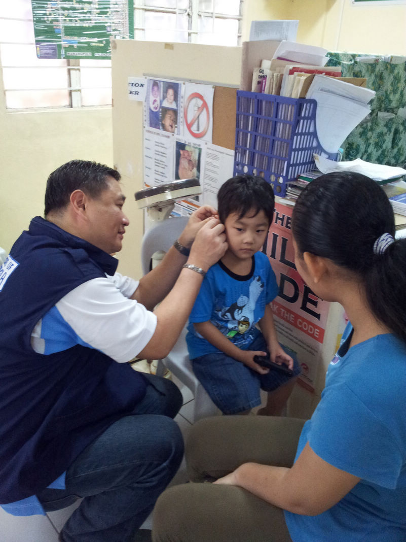 魏基成天籟列車來到菲律賓，給當地聽障人士捐贈助聽器