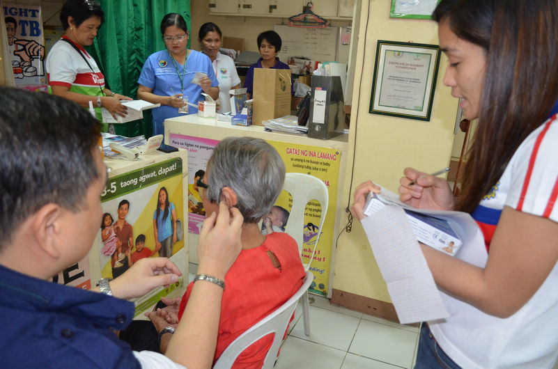 魏基成天籟列車來到菲律賓，給當地聽障人士捐贈助聽器
