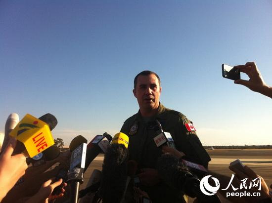 3月27日，由于天氣條件不理想，澳大利亞空軍1架P3“獵戶座”巡邏機提前返回皮爾斯基地，圖為該機機長麥克斯韋恩向記者介紹搜索情況。本報記者韓超攝