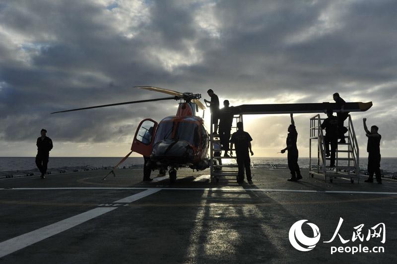 3月28日，“海巡01”在赴澳方公布南緯29度一搜尋點進行搜尋。圖為（北京時間）上午9時船載直升機即將升空展開?？樟Ⅲw搜尋。張馳攝