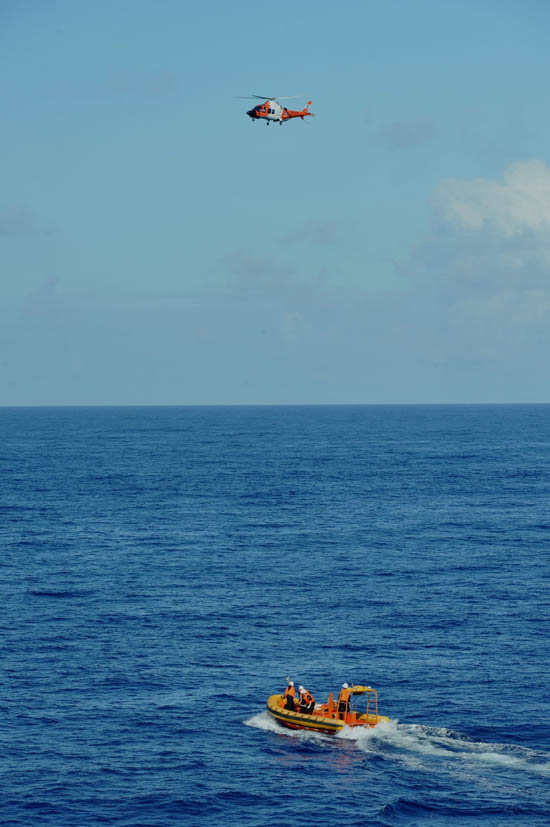 北京時間3月29日上午，海巡01輪連夜抵達前日新西蘭軍機疑似水域并展開搜尋打撈工作。圖為海巡01輪船載直升機與救生艇進行配合，展開?？樟Ⅲw搜尋。張馳攝