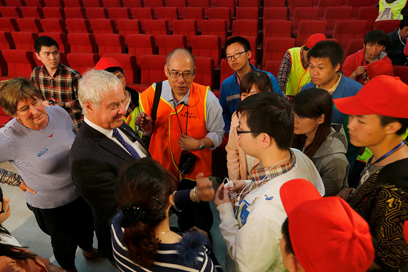 澳人工耳蝸之父與天籟列車一同義診聽障患者