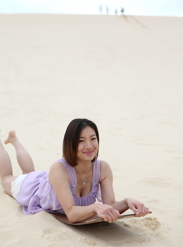 從數十公尺高的沙山上飛速滑下，刺激不言而喻。（馬小龍）