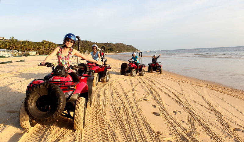 駕駛越野摩托車奔行在沙灘上，竟然有”風馳電掣“之感。（馬小龍）