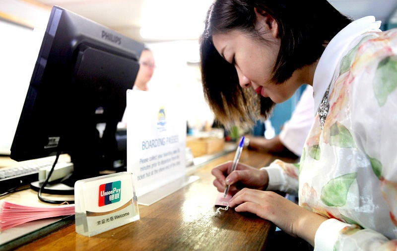 海豚島上中國游客日增，但無需擔心消費結算和刷卡事宜。（攝影 馬小龍）