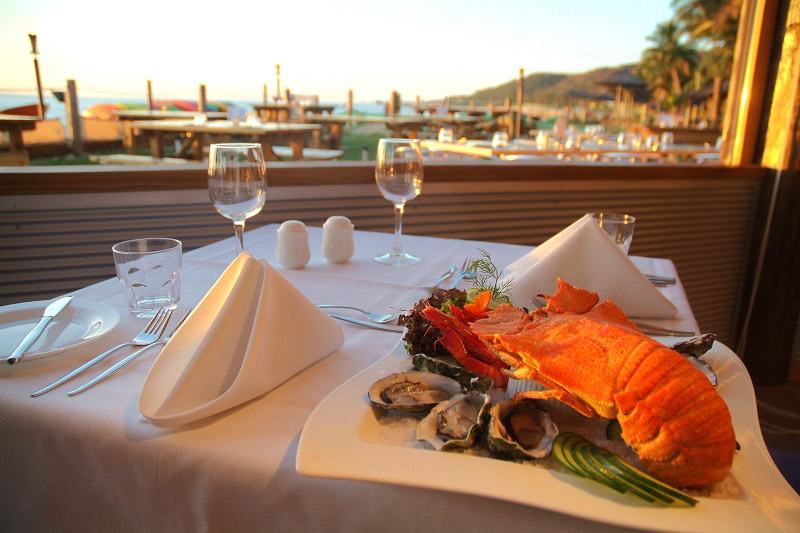 坐在酒店臨海的一側，慢慢品嘗美酒佳肴，這便是極大的享受了。（攝影 馬小龍）