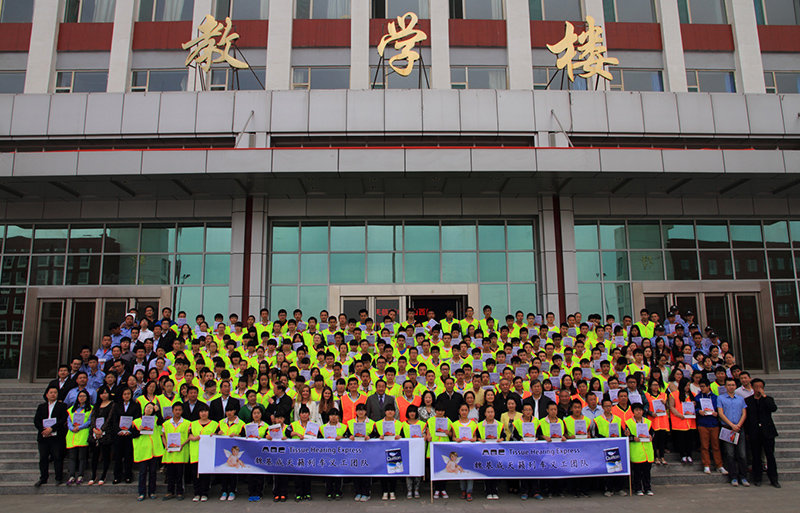 魏基成天籟列車帶領澳大利亞專家團隊，第二次入山西太原舉行義診活動，并免費給聽障患者發放助聽器