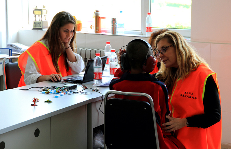 魏基成天籟列車帶領澳大利亞專家團隊，第二次入山西太原舉行義診活動，并免費給聽障患者發放助聽器