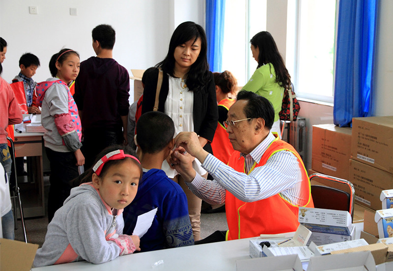 魏基成天籟列車帶領澳大利亞專家團隊，第二次入山西太原舉行義診活動，并免費給聽障患者發放助聽器