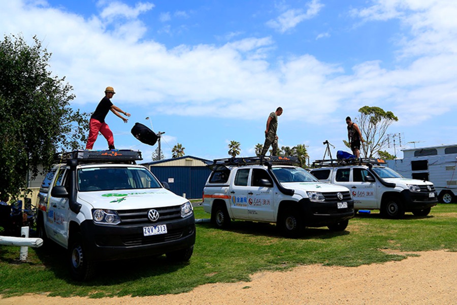 車隊到達營地開始組建帳篷（攝影 賀吉）