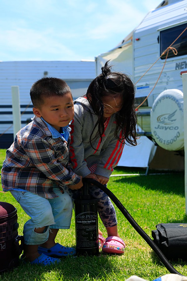 兩位小朋友也幫著搭建帳篷（攝影 賀吉）
