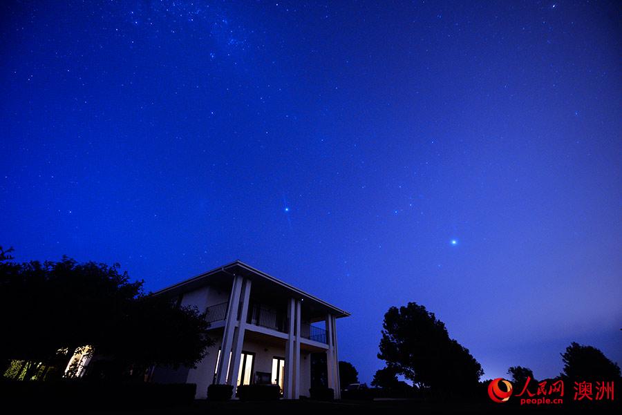 在澳大利亞維多利亞州的莫寧頓半島，1月份的氣候正是清爽溫潤。此時的夜晚是觀星的絕佳時節。璀璨的群星裝點著藍絲絨般的天幕，綿長的銀河傾瀉至地平線。夜色下的農莊帶給人無限遐想。（攝影 趙鐸）