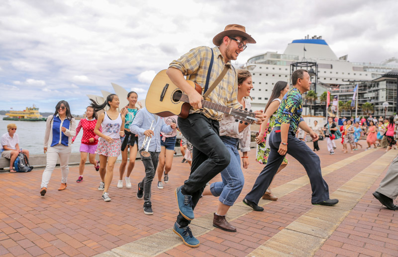 央視網絡春晚登陸悉尼海港，快閃喜迎羊年新春（攝影 李一鳴）
