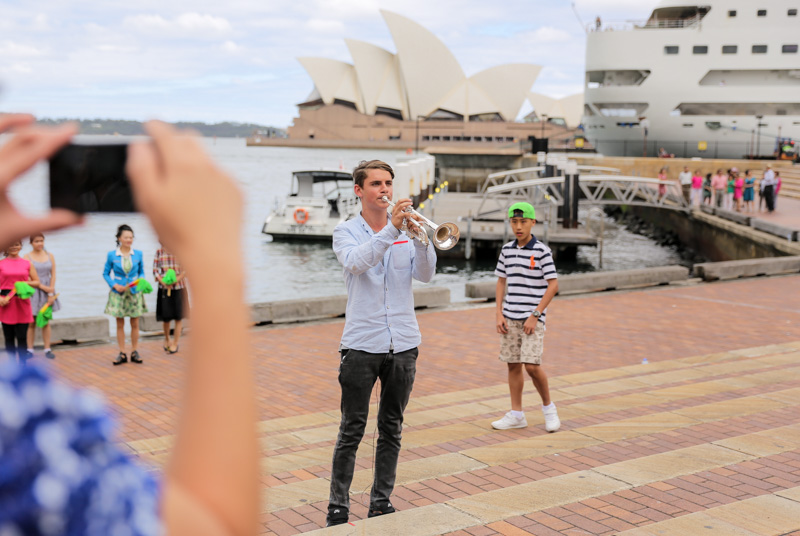 央視網絡春晚登陸悉尼海港，快閃喜迎羊年新春（攝影 李一鳴）