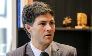 新州公民及社區事務廳長維克多?多米內羅