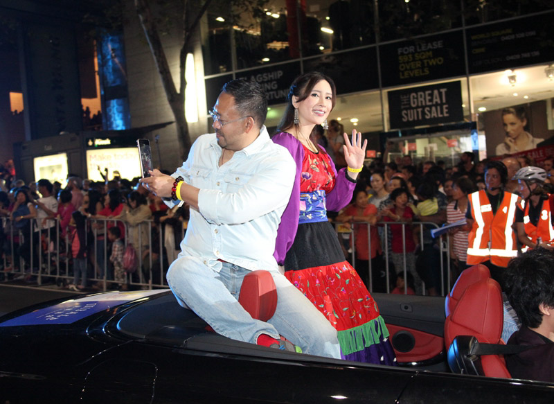 著名演員姜武和楊舒婷出現在巡游隊伍中。（攝影 馬小龍）