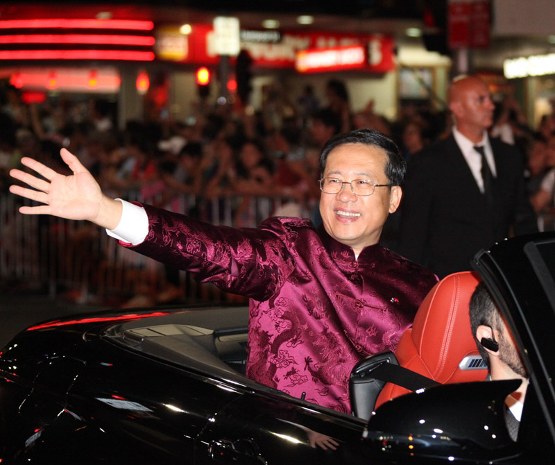 中國駐澳大使馬朝旭在游行隊伍中向圍觀群眾揮手致意。（攝影 馬小龍）