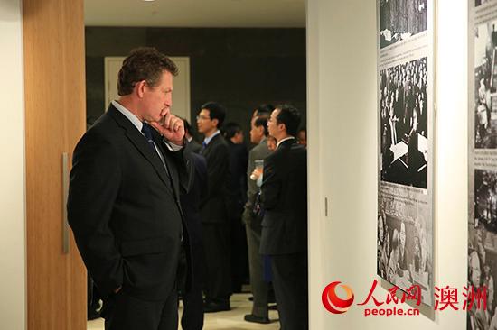 與會者觀看中國抗日戰爭圖片展（攝影 賀吉）