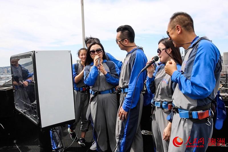 體驗者在大橋之巔唱響中文歌曲(攝影 康睿）