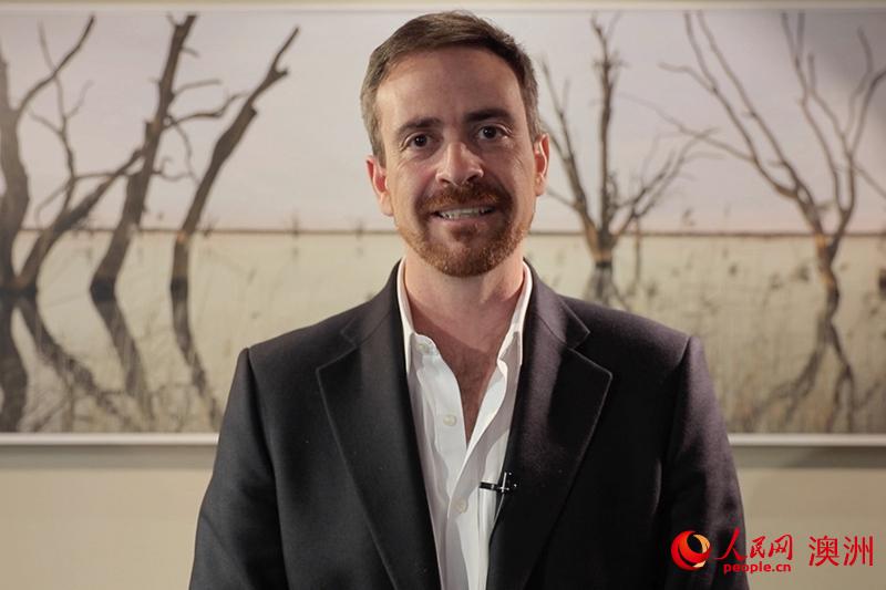 悉尼科技大學校長阿提拉·布朗斯通過人民網向廣大網友拜年