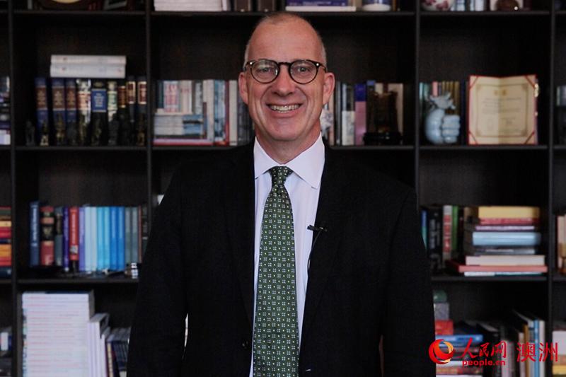 悉尼大學校長施邁克通過人民網向廣大網友拜年