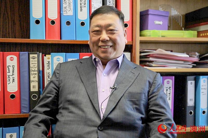 澳大利亞新南威爾士州上議員王國忠通過人民網向廣大網友拜年