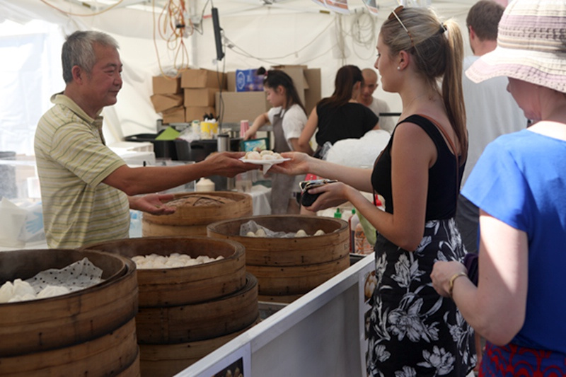 墨爾本街頭的中餐美食吸引當地居民排隊購買（攝影 馬小龍）