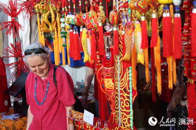 在燈會現場選購年貨的悉尼居民（攝影 馬小龍）