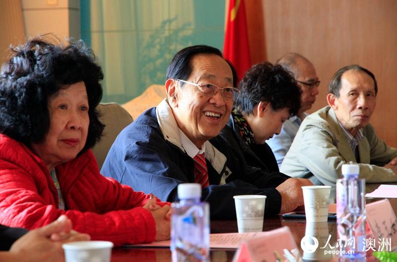 澳慈善家魏基成夫婦再次到湖北為聽障人士“送聲音”（攝影 賀吉）