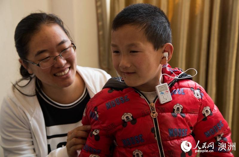 澳慈善家魏基成夫婦再次到湖北為聽障人士“送聲音”（攝影 賀吉）