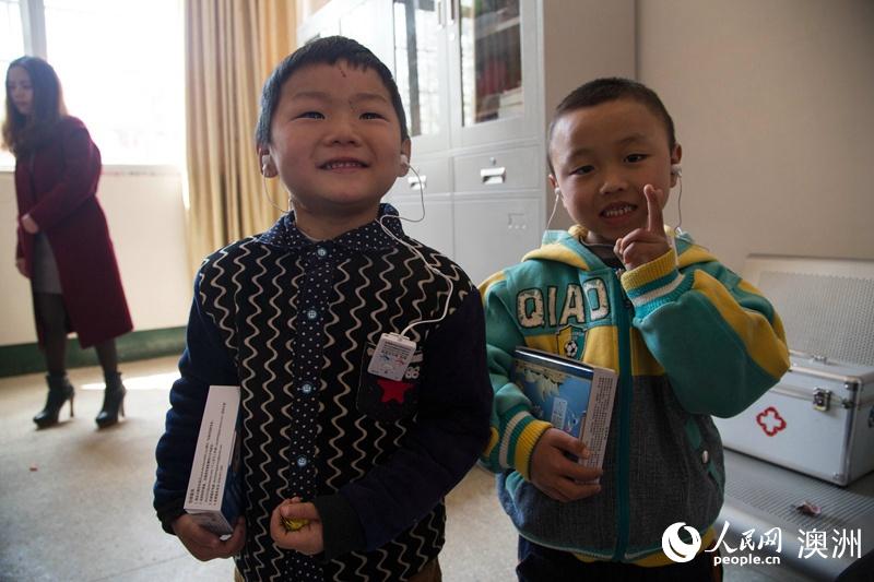 澳慈善家魏基成夫婦再次到湖北為聽障人士“送聲音”（攝影 賀吉）