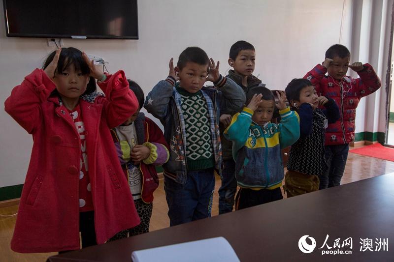 澳慈善家魏基成夫婦再次到湖北為聽障人士“送聲音”（攝影 賀吉）