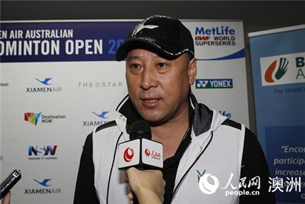 李永波：樂見其他國家羽毛球競技水平提升 在悉尼舉行的2016年澳大利亞羽毛球公開賽期間，中國羽毛球隊總教練李永波接受了人民網的獨家專訪。李永波在采訪中表示，自己很高興看到其他國家羽毛球競技水平的提升，而國羽則需要更加努力?！驹敿殹?